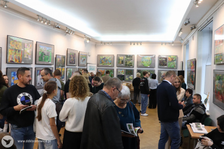 Galeria Krańcowa wypełniona publicznością. Na ścianach zawieszone obrazy. Na stolikach foldery wystawowe.