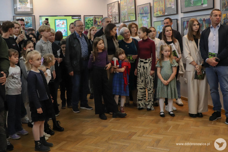 Zgromadzona publiczność w Galerii Krańcowej. Słuchają przemówienia.