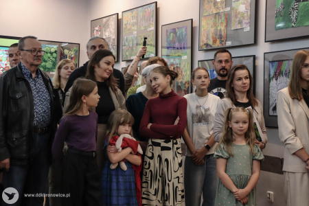 Zgromadzona publiczność w Galerii Krańcowej. Dwie kobiety rozmawiają ze sobą. W tle kolorowe obrazy.