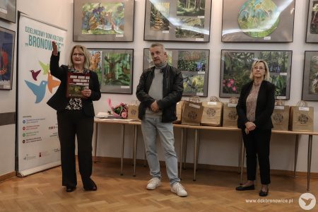 Po lewej stronie dyrektor Dzielnicowego Domu Kultury Bronowice pani Aleksandra Szulc-Choma. Po prawej stoi pani Ewa Rejmak. W środku stoi mężczyzna.