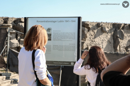 Grupa osób uczestnicząca w wymianie międzynarodowej odwiedza Muzeum Pamięci na Majdanku,