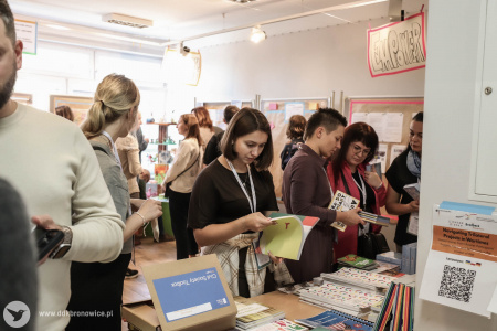 Pracownie Kultury Maki. W Galerii Małej zebrali się uczestnicy. Oglądają dostępne biuletyny, książki, informatory wyłożone na stołach.