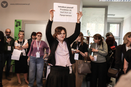 Marta Gawinek-Dagargulia prowadzi zabawy językowe dla uczestników wymiany.