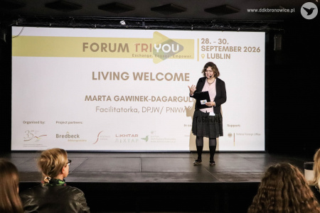 Sala kameralna. Na scenie Marta Gawinek-Dagargulia przemawia do uczestników TRIYOU Forum.