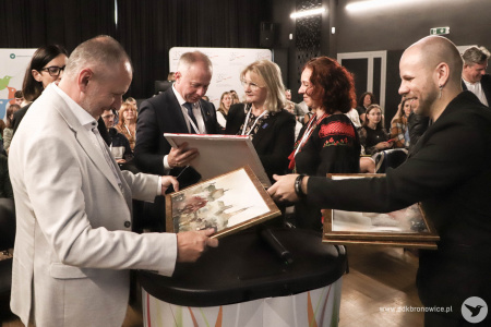 Mariusz Banach i Roman Shepeliak otrzymują w podziękowaniu obraz - pejzaż Lublina w złotej ramie.