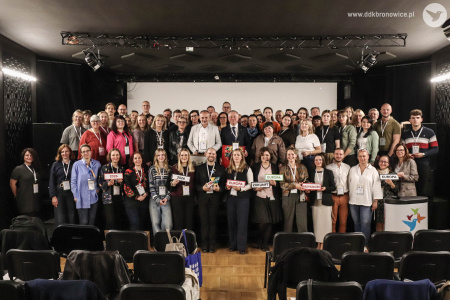 Uczestnicy TRIYOU Forum 2026 pozują do wspólnego zdjęcia grupowego na scenie.