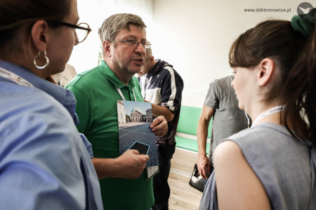 Uczestnicy rozmawiają ze sobą w małych grupach.