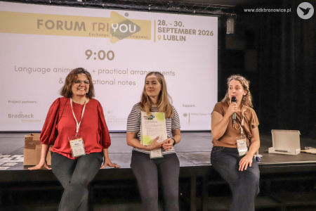 Trzy kobiety opowiadają o swojej codziennej pracy. W tle włączona prezentacja.