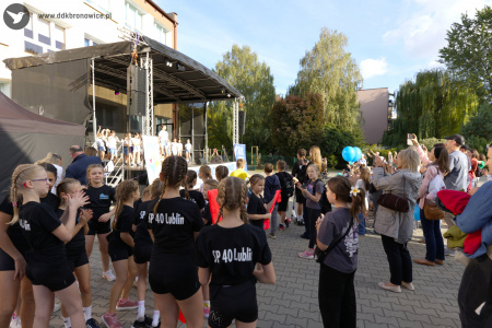 Scena rozłożona przed szkołą. Przed sceną publiczność ogląda występ. Na pierwszym planie grupa dzieci w czarnych koszulkach z białym napisem: SP 40 LUBLIN.