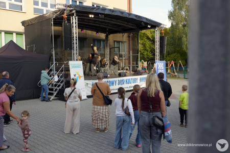 Na scenie występ grupy tanecznej. Tancerki ubrane w duże, czarne bluzy i wojskowe spodnie.