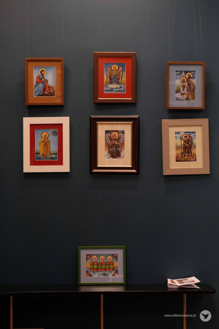Galeria w Pasażu. Na granatowej ścianie wiszą małe obrazy o tematyce sakralnej.