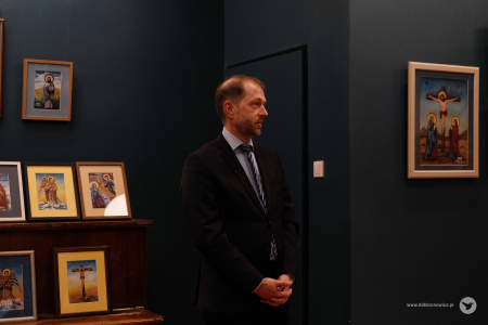 Dr. hab. Marek Butrym wygłasza przemówienie do zgromadzonych osób na wystawie.