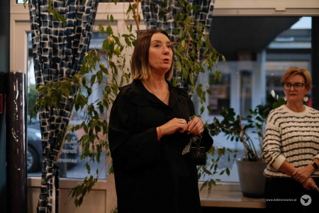 Aleksandra Machowska-Skrocka przemawia do osób zebranych na wystawie Emebet Alemu.