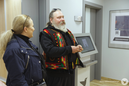 Opiekun artystyczny Grzegorz Nowicki przemawia do zgromadzonych osób na wystawie w Galerii Przechodniej.