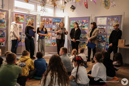 Do zgromadzonych uczniów i uczennic dołączyła dyrektor Dzielnicowego Domu Kultury Bronowice Aleksandra Szulc-Choma. Przemawia do słuchających uczniów.