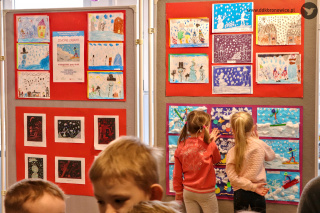Kolorowa grafika promująca wystawę w Galerii Małej. Fragment pracy plastycznej przedstawiającej zimowy krajobraz. Po prawej stronie ludzik wykonany z drucików kreatywnych jadący na nartach z drewnianego patyczka. Śnieg wykonany z waty i białej farby. Na górze napis: ZIMOWE ZABAWY. Po lewej stronie u góry logotyp Galerii Małej: czerwony znaczek, na nim postać dziecka rysowana białą kredką, pod spodem napis: Galeria Mała. Po lewej stronie na dole szary znak domu kultury: koliber z napisem www.ddkbronowice.pl.
