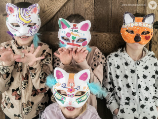 Grafika promująca program zimowych warsztatów artystycznych w Pracowniach Kultury Tatary. Na pomarańczowym tle widać padający śnieg. Na dole grafiki znajduje się bałwanek. Ubrany jest w pomarańczowe rękawiczki, buty, szalik i czapkę. Stoi na śniegu. Jest bardzo uśmiechnięty. Po prawej stronie grafiki napis: “ZIMA Z KULTURĄ”, pod nim: “PRACOWNIE KULTURY TATARY”. W prawym dolnym rogu szary napis: www.ddkbronowice.pl, obok napisu mały koliber na szarym tle.