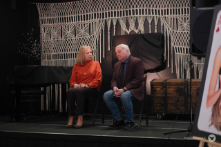 Grafika promująca spektakl w Pracowniach Kultury Tatary na Scenie Czarnej. Grafikę stanowi zdjęcie starszych aktorów na scenie. Za nimi czarna ściana. Między nimi, w środkowej części grafiki, biały dymek komiksowy, a w nim tytuł spektaklu: “WOJNA DOMOWA”. W lewym górnym rogu logotyp Sceny Czarnej: biały napis “SCENA CZARNA”. W prawym górnym rogu napis www.ddkbronowice.pl, obok napisu mały koliber na szarym tle.