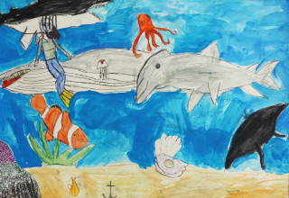 Podmorski krajobraz wykonany farbami, a kontury postaci cienką, czarną kreską. Przy dnie morza pływają ryby, wieloryby oraz nurkuje człowiek.