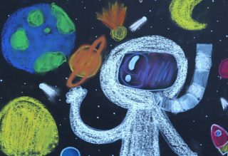 Biały kosmonauta w kosmosie. Wokół niego planety i komety.