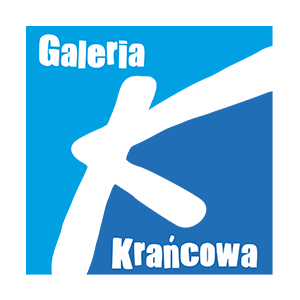Logotyp Galerii Krańcowej: niebieski kwadrat, pośrodku ukośna litera "K". Na górze małymi literami napis: Galeria, na dole: Krańcowa.